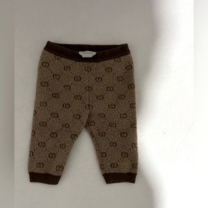 Gucci sweatpants size 9/12m. Gucci logo heavy knit. Slight piling.